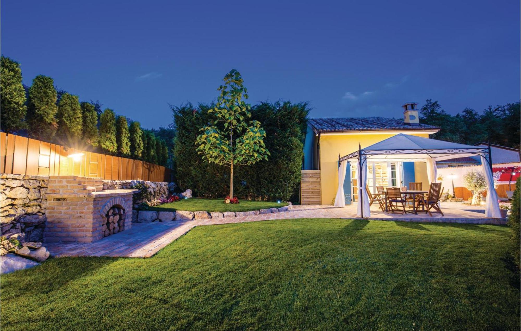 Stunning Home In Jurdani With Wifi Mucici Exterior foto